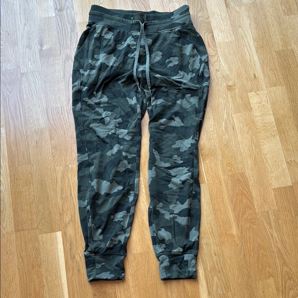 Lululemon woman’s Camouflage Jogger Pants size 6